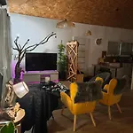 Дом отдыха Charming House With Terrace, Parking, And Enclosed Garden *