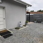 Дом отдыха Charming House With Terrace, Parking, And Enclosed Garden