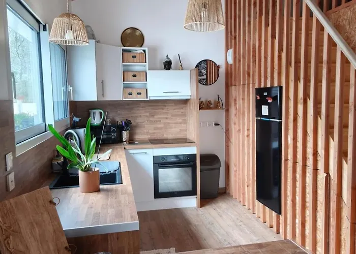 Vakantiehuis Charming House With Terrace, Parking, And Enclosed Garden *