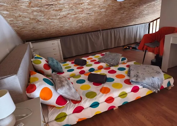 Vakantiehuis Charming House With Terrace, Parking, And Enclosed Garden