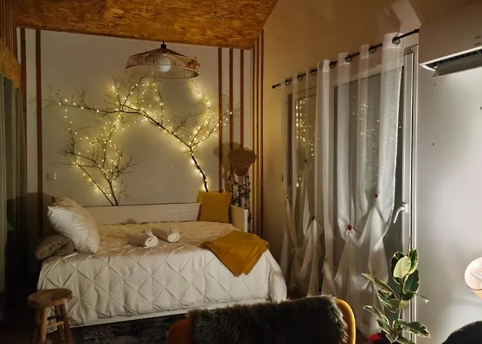 Vakantiehuis Charming House With Terrace, Parking, And Enclosed Garden *