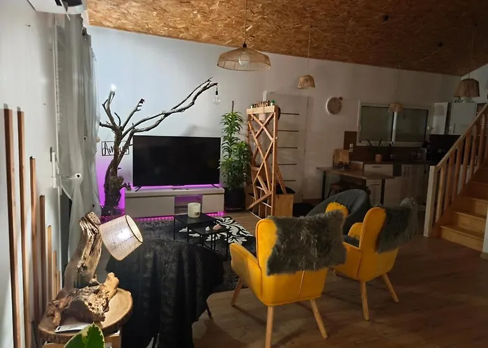 Vakantiehuis Charming House With Terrace, Parking, And Enclosed Garden *