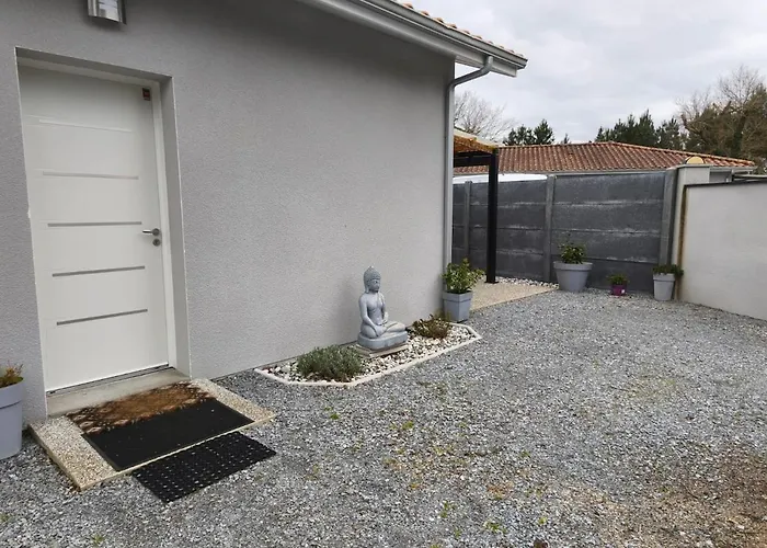 Vakantiehuis Charming House With Terrace, Parking, And Enclosed Garden